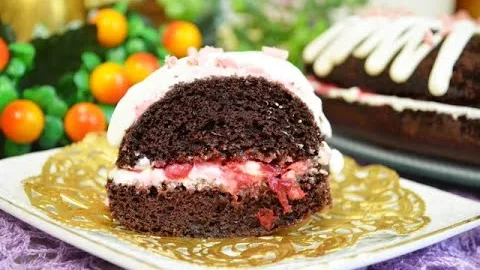 Торт со сметанным кремом и вишнями