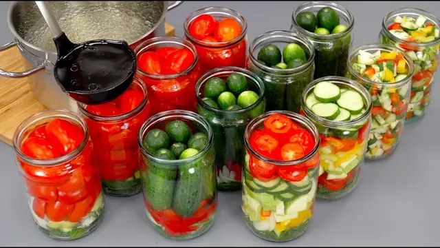 Маринованные огурцы, помидоры, кабачки, ассорти