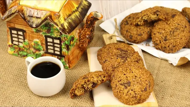 Хрустящее овсяное печенье с кусочками шоколада