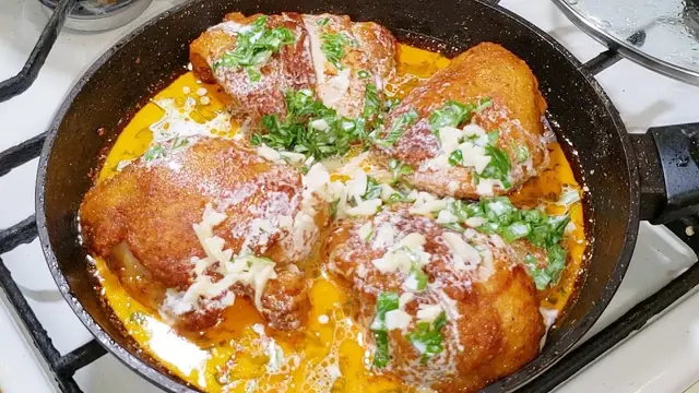 Вкусная курица в соусе на сковороде