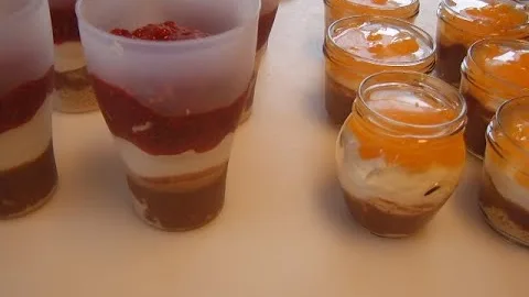 Десерт с малиной в банке
