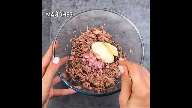 Закусочный торт-салат с тунцом