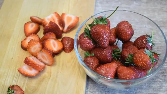 Десерт из клубники без выпечки