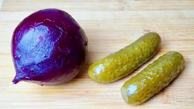 Потрясающий салат из свёклы и соленых огурцов