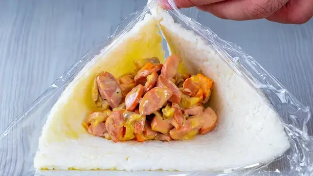 Вкусный ужин из риса и сосисок