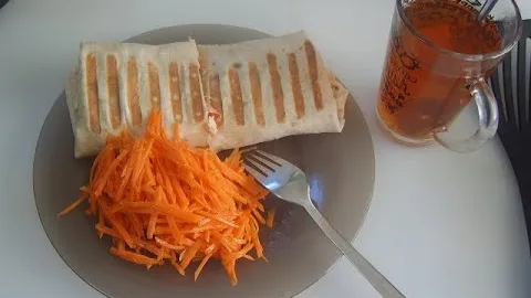Шаурма и салат из моркови