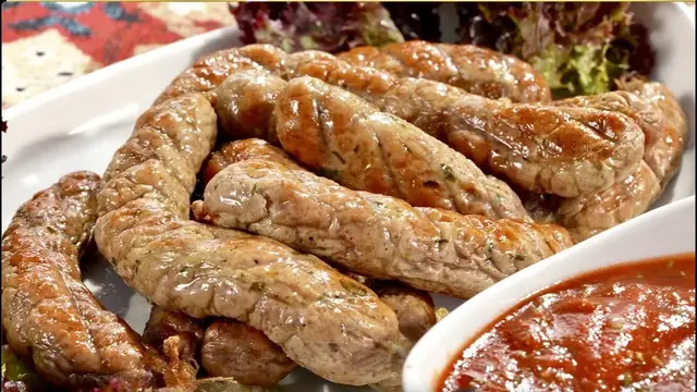 Сочные домашние сосиски