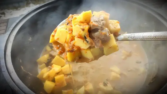 Тушеная картошка с курицей в сырном соусе