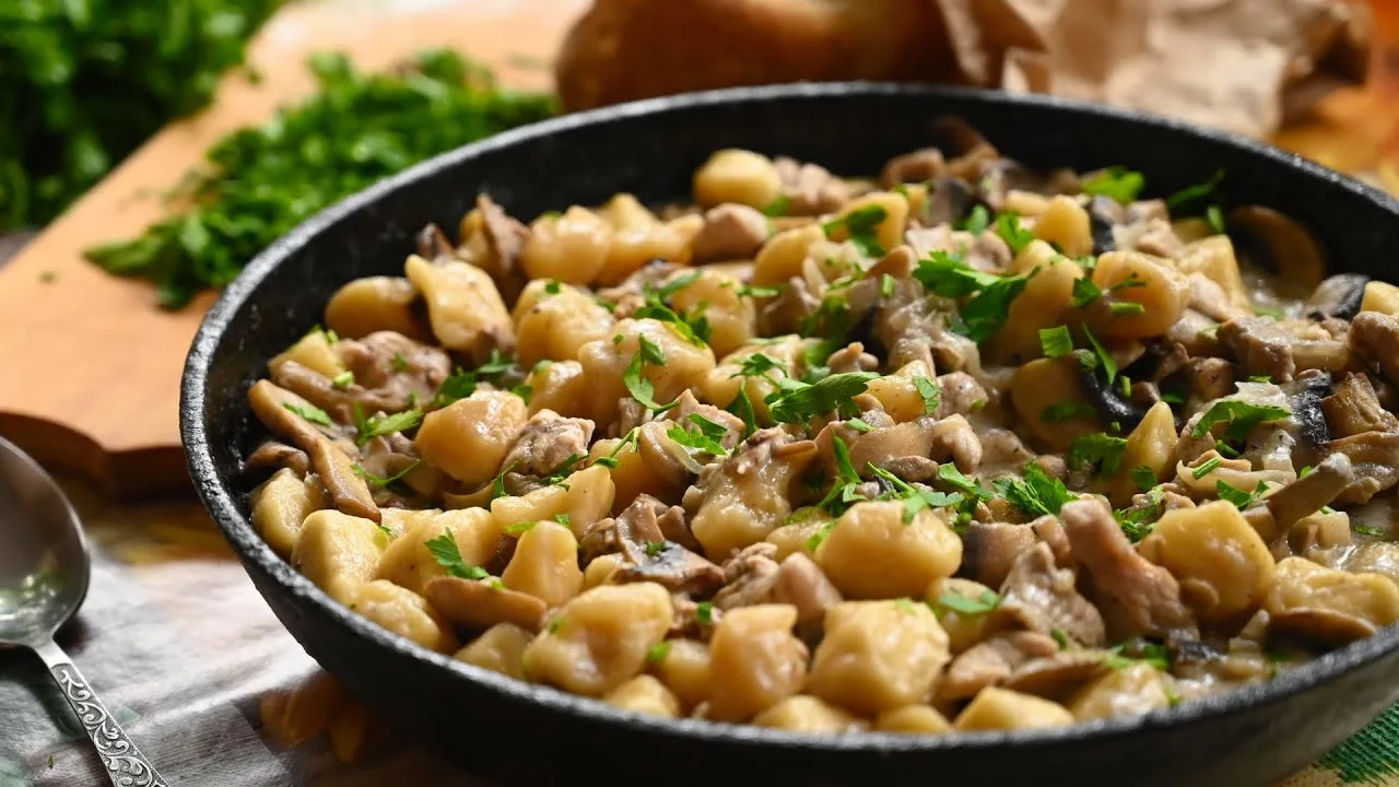 Галушки с курицей и грибами