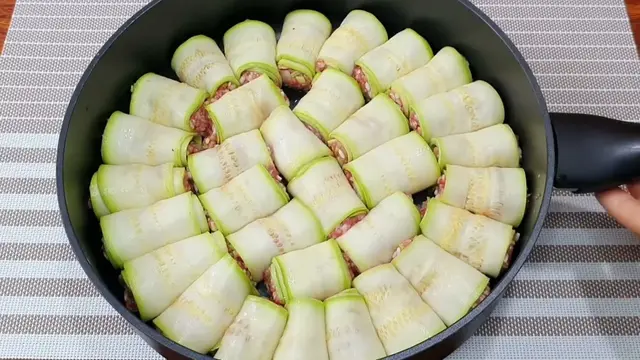 Рулетики с фаршем из кабачков