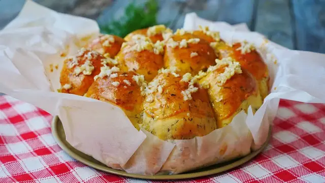 Воздушные пампушки с чесноком и укропом.
