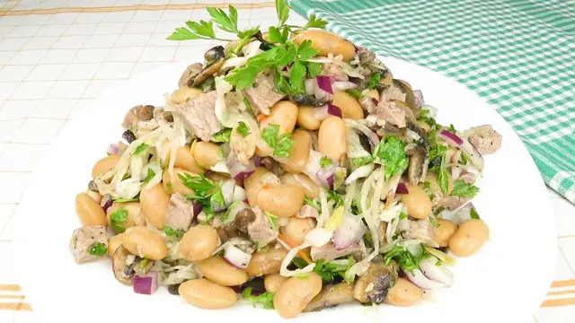 Мясной салат с фасолью и грибами