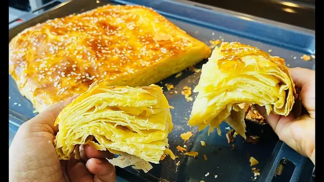 Слоёный хачапури с сырной начинкой