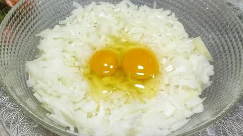 Луковые блинчики на сковородке