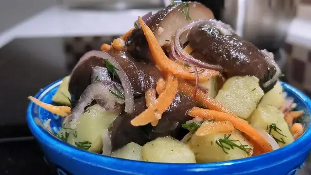 Салат с солеными грибами 