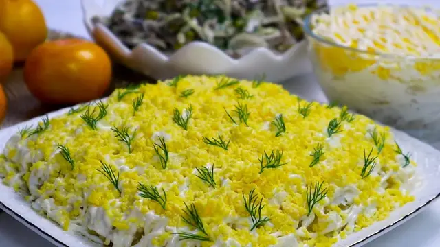 Праздничный салат с мясом и луком