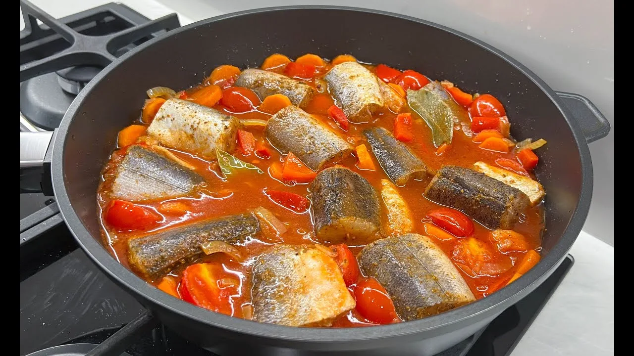 Хек с овощами на сковороде