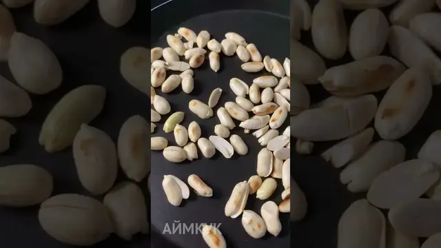 Шоколадный бисквит с бананом, арахисом и карамелью