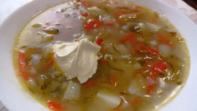 Вкусный рассольник с перловкой и огурцами