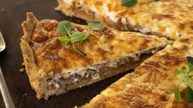 Французский открытый пирог Киш Лорен с беконом и луком
