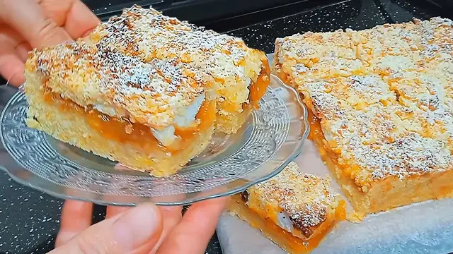Тёртый песочный пирог с вареньем и меренгой
