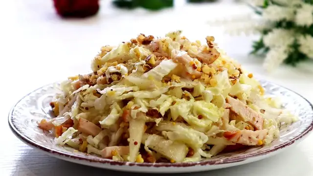 Салат из пекинской капусты с копчёной курицей