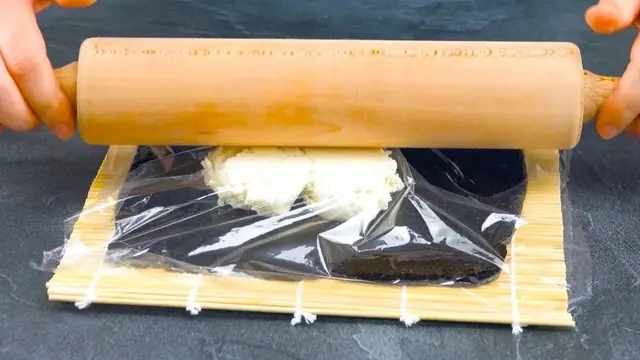 Суши из печенья с ягодным джемом и шоколадным соусом