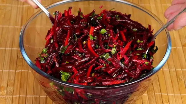 Быстрый и легкий салат из свёклы
