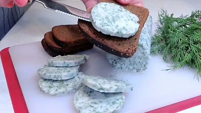Закуска из обычного соленого сала с укропом и чесноком