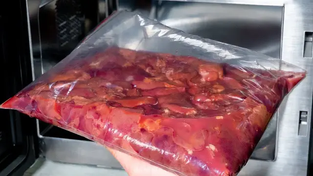 Нежные куриные оладьи из печени с овощами и пикантным соусом