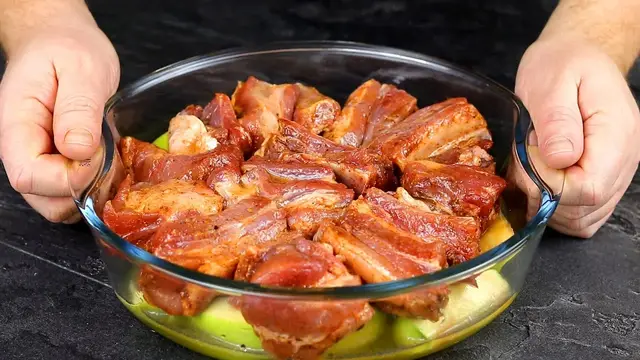 Свиные ребрышки с медом и яблоками в духовке