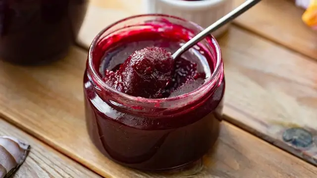 Густой джем из замороженной вишни