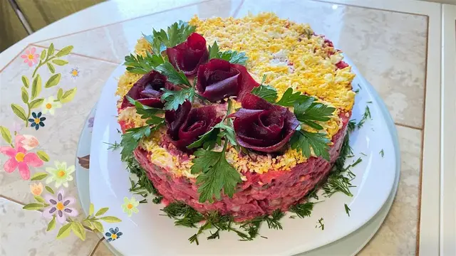 Слоёный салат Розочки на праздничный стол 