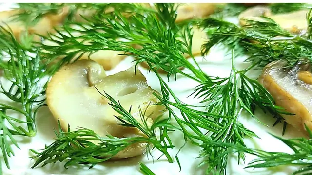 Праздничный салат с куриной грудкой и грибами 