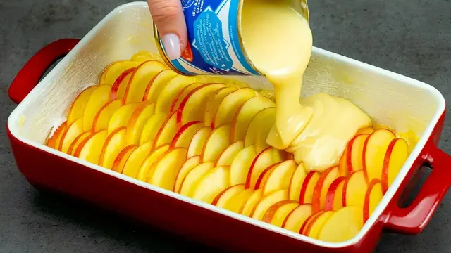 Яблочный пирог со сгущенкой