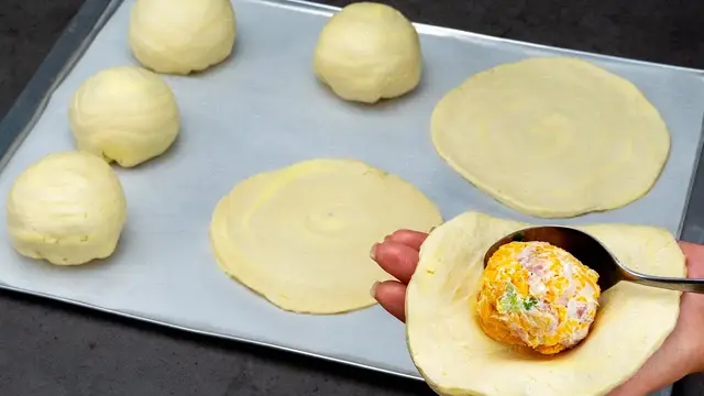 Закуска из слоеного теста и сыра