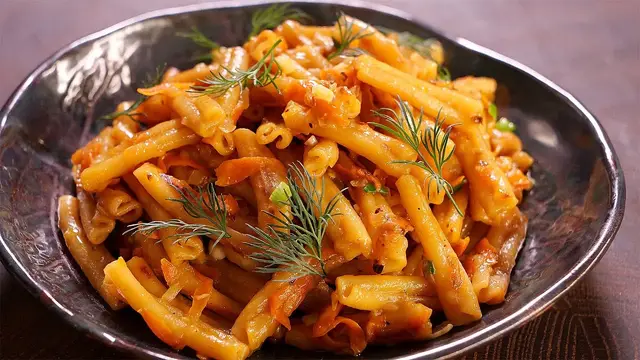 Макароны с овощами на сковородке