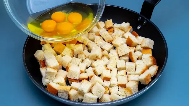 Вкусный завтрак из яиц и хлеба