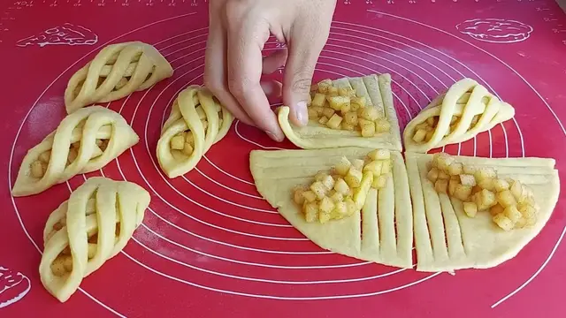 Воздушные булочки с яблоками