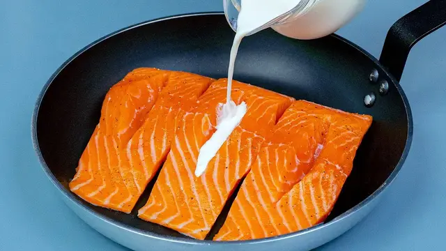 Вкусный лосось на сковороде