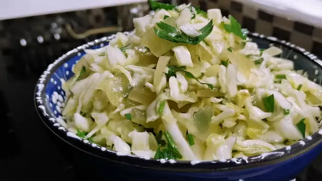 Салат с капустой и солеными помидорами 