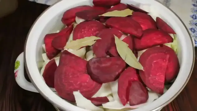 Квашеная капуста со свеклой