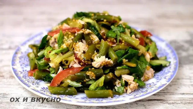 Яркий салат со спаржевой фасолью и куриной грудкой