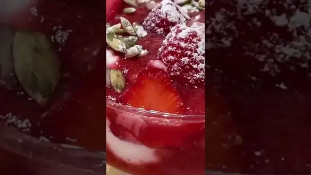 Творожный десерт с клубникой