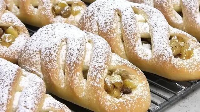 Пышные булочки с яблочной начинкой и изюмом