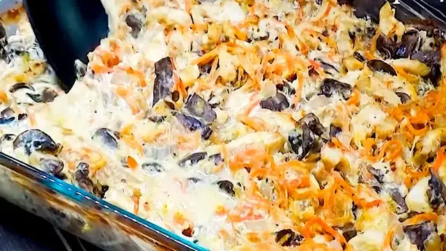 Куриная грудка в духовке с морковкой по-корейски и грибами
