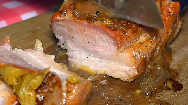 Самая сочная свиная грудинка томленая в луке