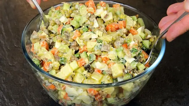 Осенний салат с шампиньонами и картошкой
