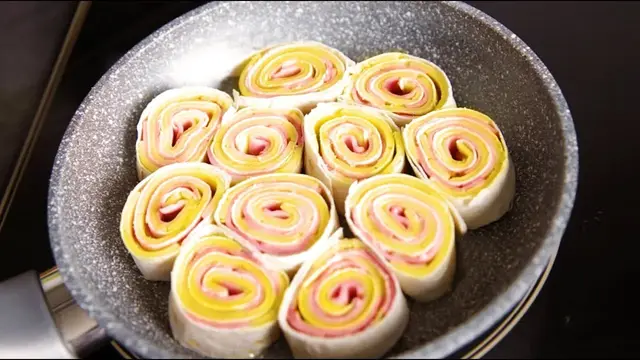 Рулетики из лаваша с сосисками и сыром