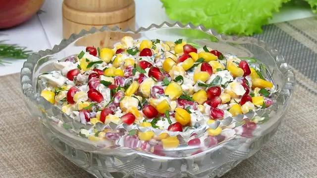 Быстрый и вкусный салат с курицей, гранатом и грецкими орехами